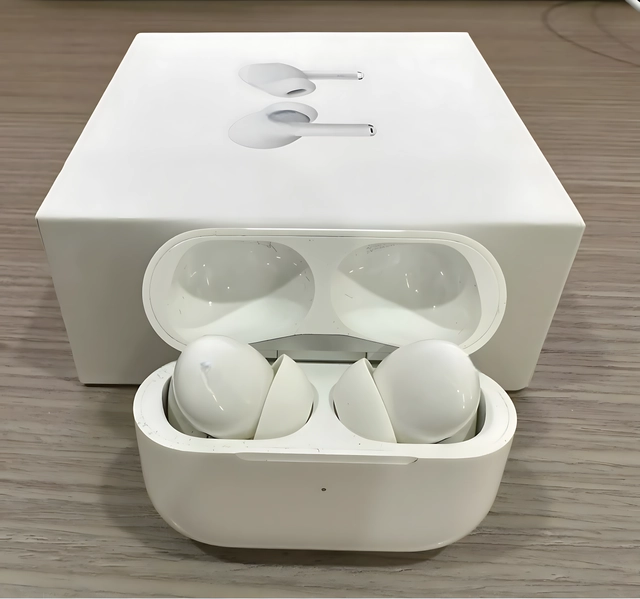 Bluetooth Earbuds with Charging Case (White)