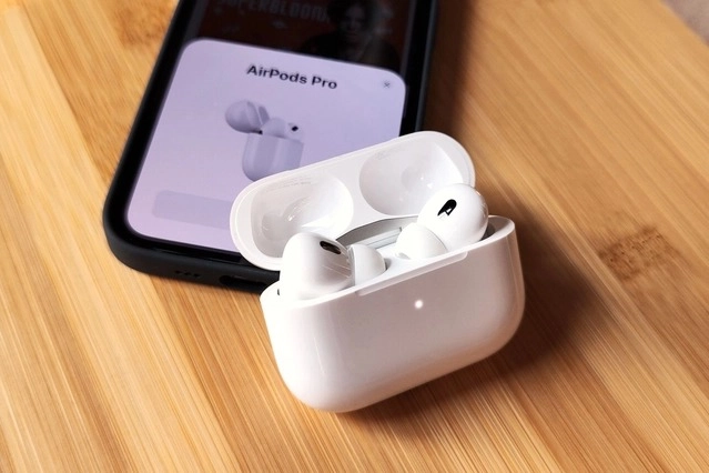Wireless Bluetooth Earbuds with Charging Case (White)
