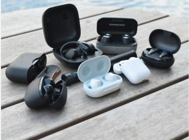 Wireless Bluetooth Earbuds with Charging Case (White)