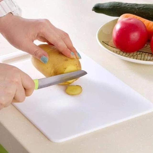 Plastic Chopping Board with Knife (Multicolor, of 1)